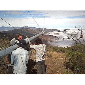 2002: Instalación de torres de medición para el HCPL en Loja