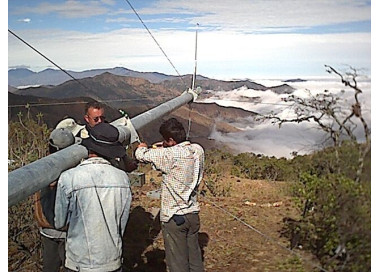 2002: Instalación de torres de medición para el HCPL en Loja