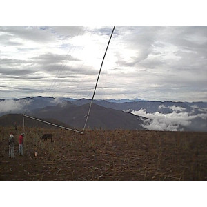 2002: Instalación de torres de medición para el HCPL en Loja