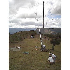 2002: Instalación de torres de medición para el HCPL en Loja