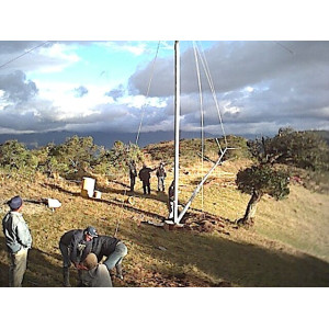 2002: Instalación de torres de medición para el HCPL en Loja