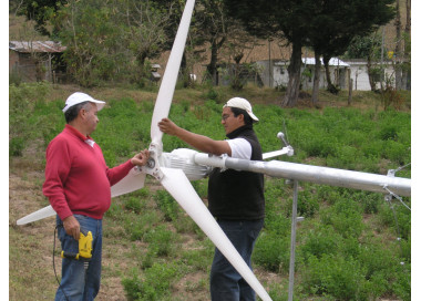 2008: Instalación de un aerogenerador en el Hostal del Pululaua