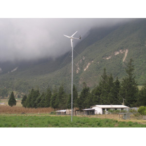 2008: Instalación de un aerogenerador en el Hostal del Pululaua