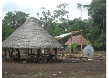 2009: Paneles para la aldea de Shuinmamus en la Selva Amazónica