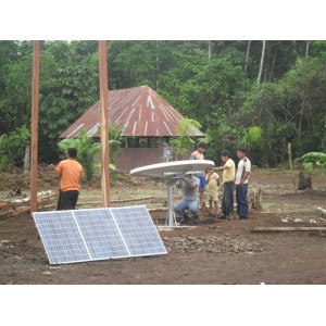 2009: Paneles para la aldea de Shuinmamus en la Selva Amazónica