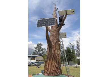 2014: "Arbol Solar" en la UTN Ibarra