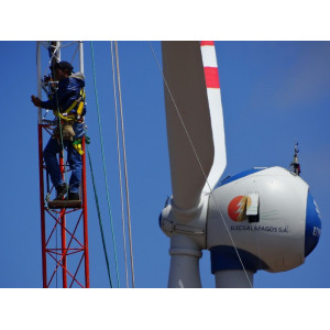 2014: Construcción e instalación de una torre de medición en Baltra